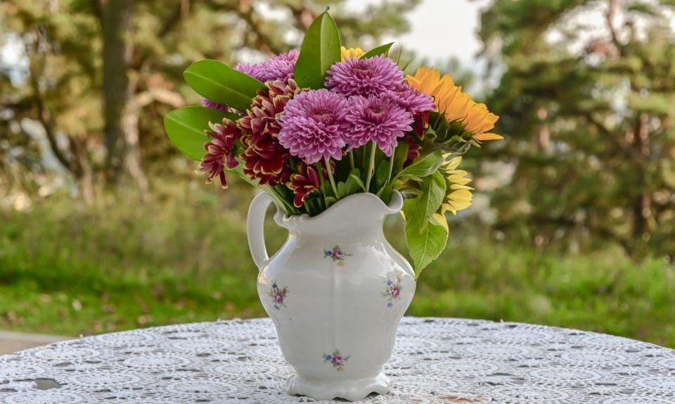Wasserkanne mit Blumen