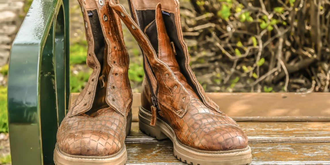 Stiefel auf einer Parkbank